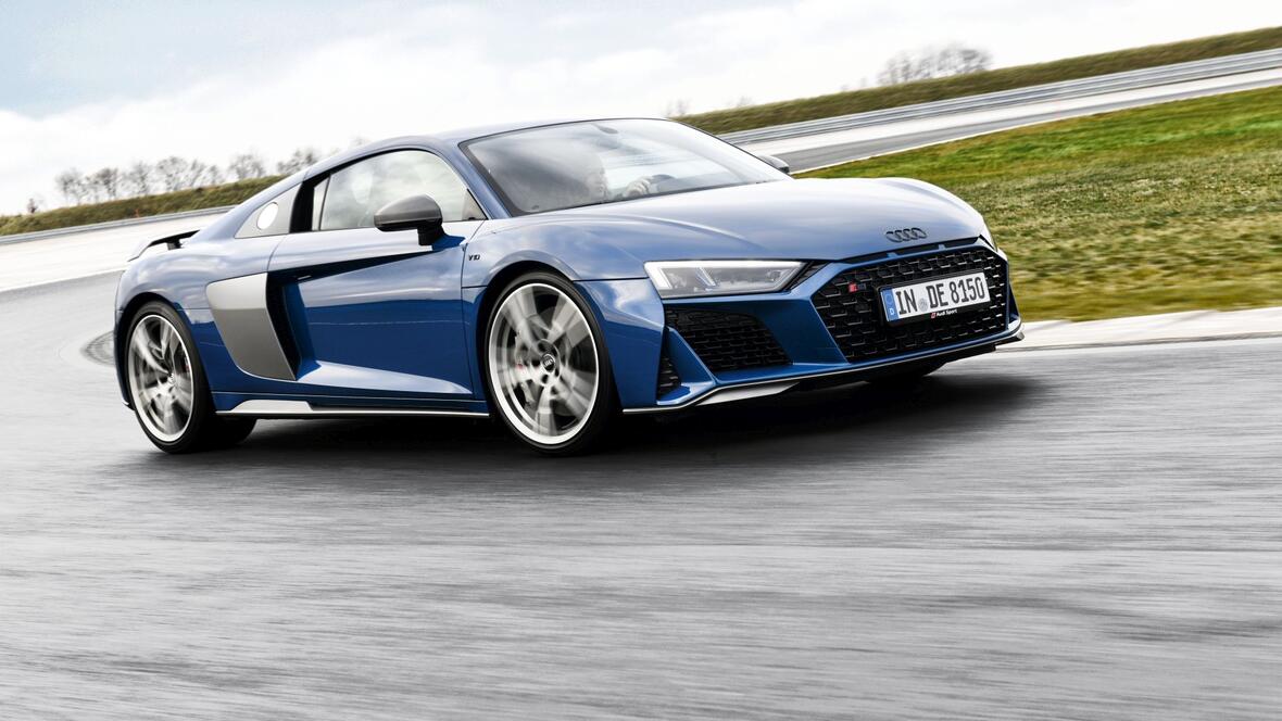 audi-r8-in-blau-auf-der-teststrecke-in-neuburg