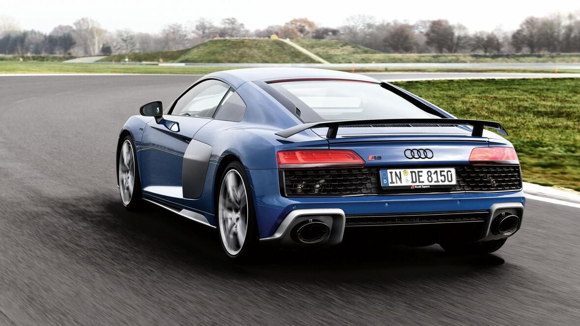 heckansicht-des-audi-r8-auf-der-teststrecke-des-audi-driving-experience-center-in-neuburg
