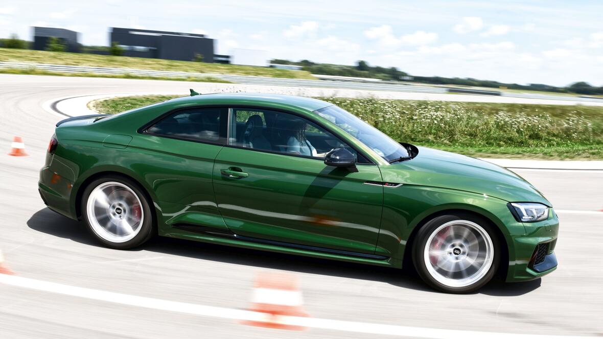 rasant-durch-die-pylonen-der-audi-rs5