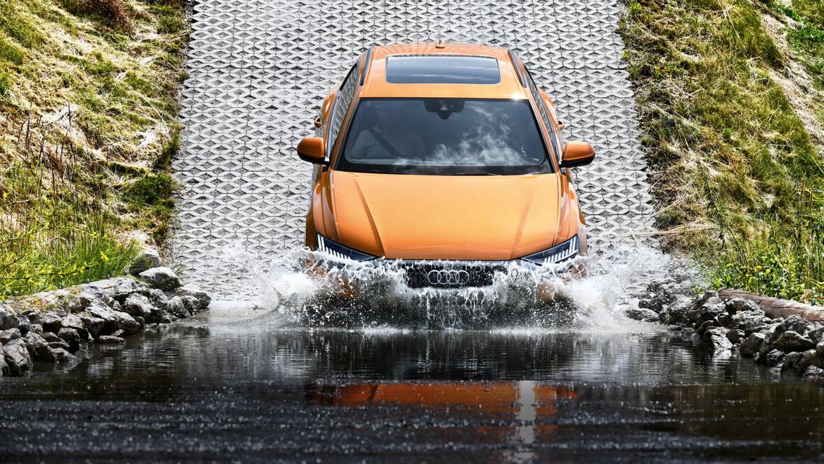 wasserdurchfahrt-im-audi-driving-experience-center-neuburg