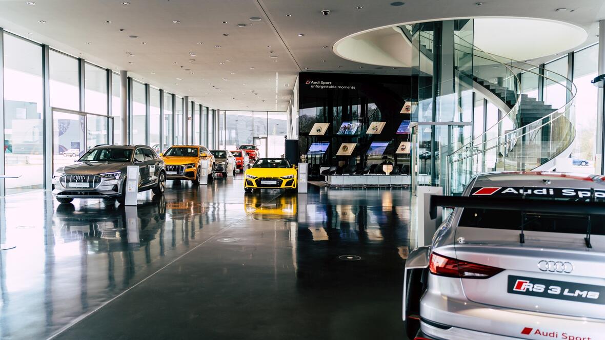 mehrere-audi-modelle-sind-im-audi-driving-experience-center-ausgestellt