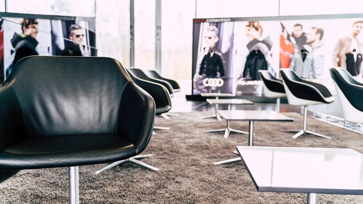 lounge-bereich-im-audi-driving-experience-center-in-neuburg-an-der-donau
