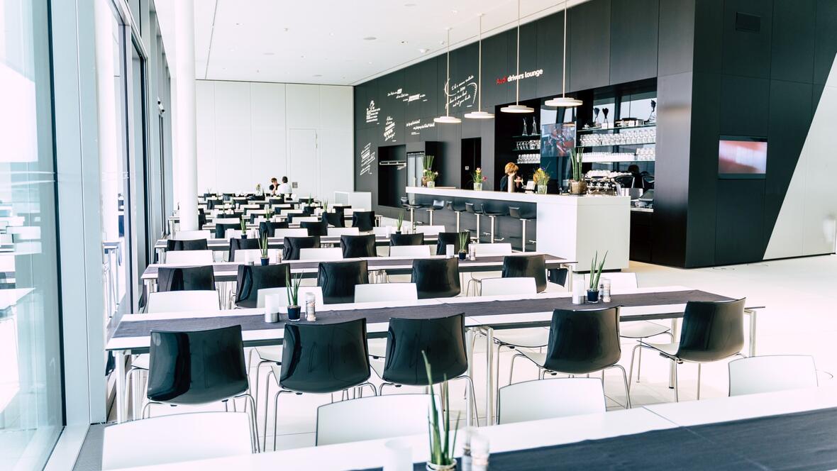 die-audi-drivers-lounge-mit-vielen-sitzgelegenheiten-und-guten-speisen