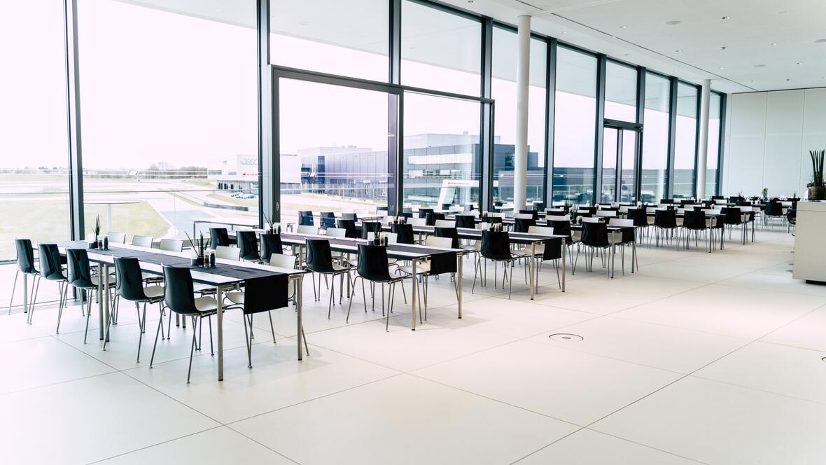 audi-drivers-lounge-mit-super-ausblick-auf-die-teststrecke-in-neuburg