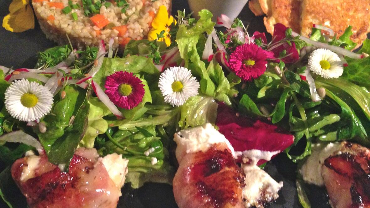 aussicht-neuburg-gruener-salat-mit-speckummantelter-beilage