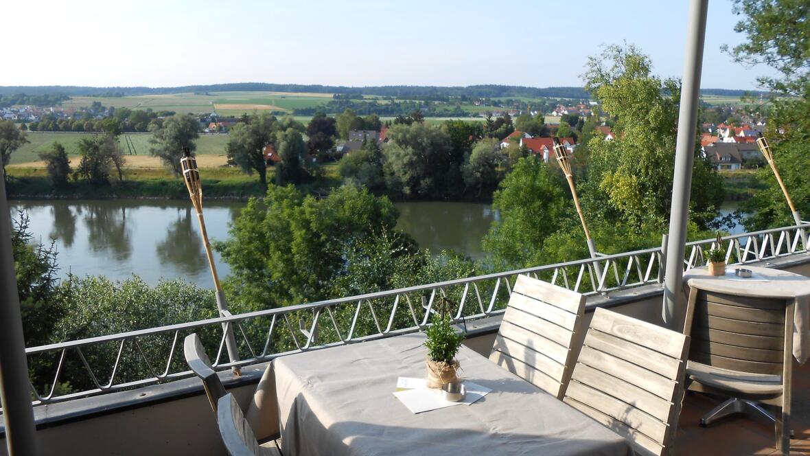aussicht-ueberdachte-terrasse-mit-sitzplaetzen-und-aussicht-auf-neuburg