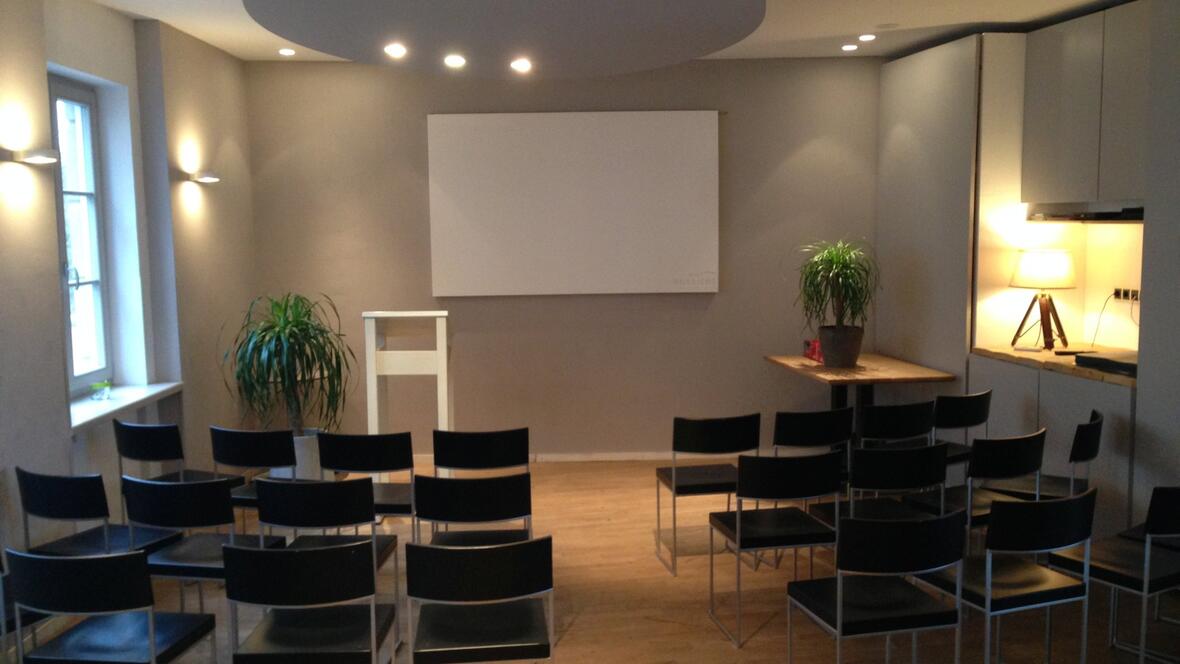 aussicht-sitzungsraum-mit-leinwand-und-rednerpult