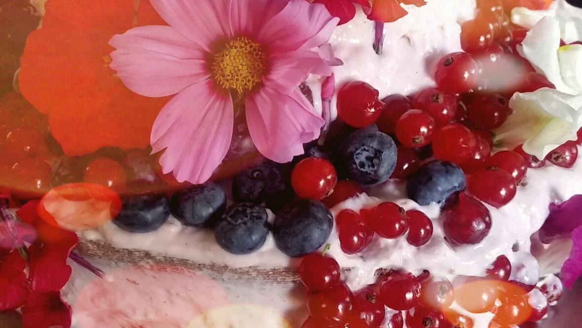 aussicht-kuchen-mit-blumendeko-und-waldfruechten
