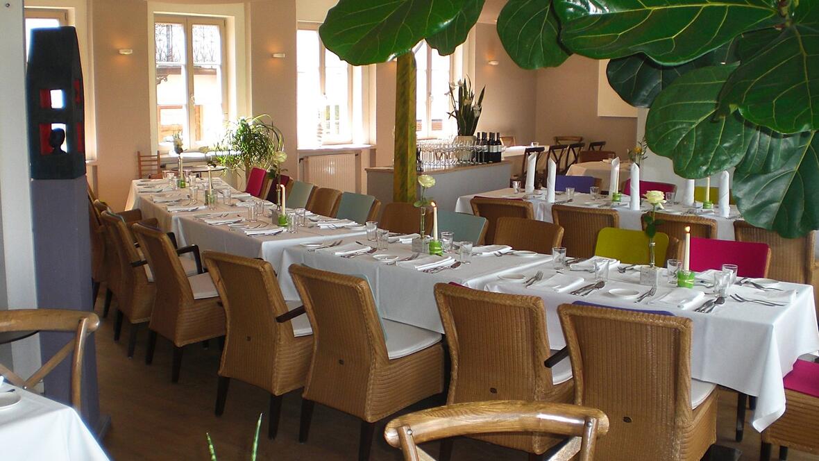 aussicht-tafel-fuer-groessere-gruppen-mit-kerzen-deko