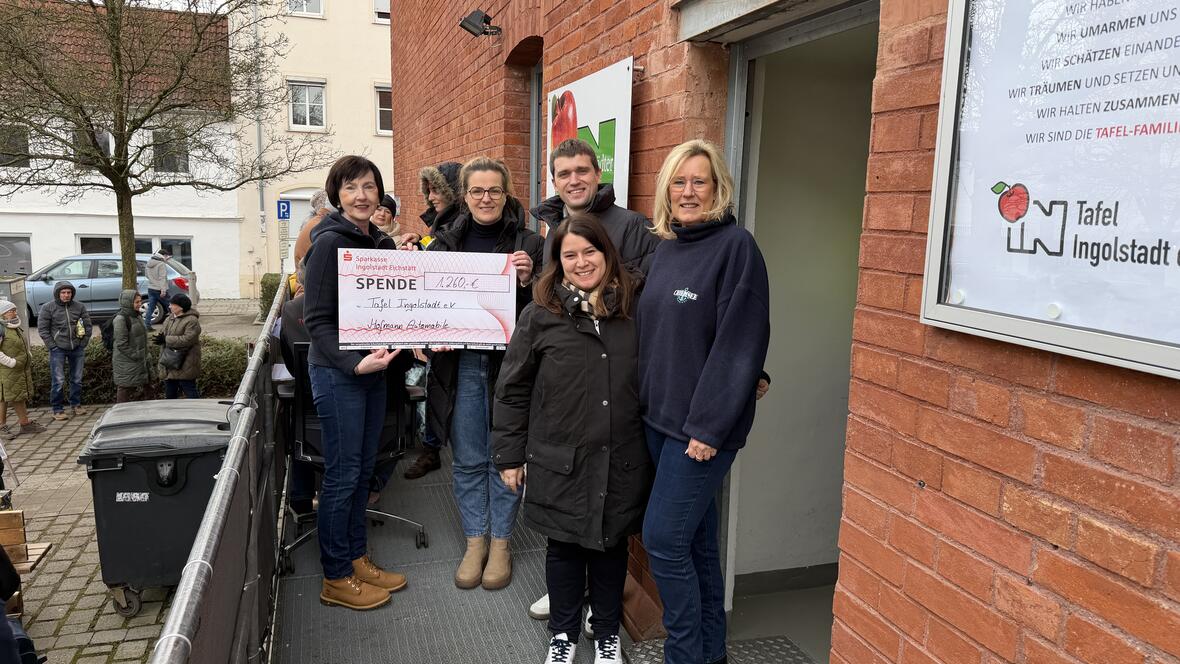 Spendenübergabe an die Ingolstädter Tafel- v.l.: Frau Petra Willner (erste Vorsitzende Ingolstädter Tafel e.V.), Bettina Schwarz (Assistentin der Filialleitung Hofmann Automobile Ingolstadt), Daniel Schickentanz (Aftersales Leiter Hofmann Automobile Ingolstadt), Lisa Gentil (Filialleiterin Hofmann Automobile Ingolstadt) und Heike Wöhler (Schatzmeisterin Ingolstädter Tafel e.V.)
