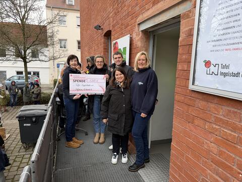 Spendenübergabe an die Ingolstädter Tafel- v.l.: Frau Petra Willner (erste Vorsitzende Ingolstädter Tafel e.V.), Bettina Schwarz (Assistentin der Filialleitung Hofmann Automobile Ingolstadt), Daniel Schickentanz (Aftersales Leiter Hofmann Automobile Ingolstadt), Lisa Gentil (Filialleiterin Hofmann Automobile Ingolstadt) und Heike Wöhler (Schatzmeisterin Ingolstädter Tafel e.V.)