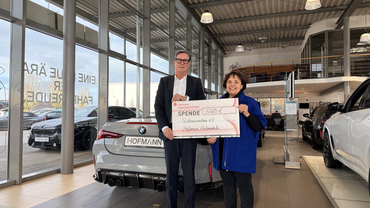 Spendenübergabe an Rosemarie Schweyer des Glühwürmchen e.V. in Tapfheim durch Reimund Nuidig (Filialleiter Hofmann Automobile Mertingen)