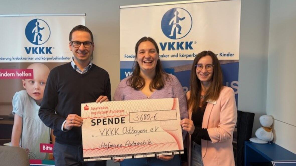 Spendenübergabe an Verena Schiller Verein krebskranker und körperbehinderter Kinder Ostbayern e. V. durch Mathias Ziervogel (Filialleiter Hofmann Automobile Regensburg) und Sabine Grießer Assistentin der Filialleitung (links)