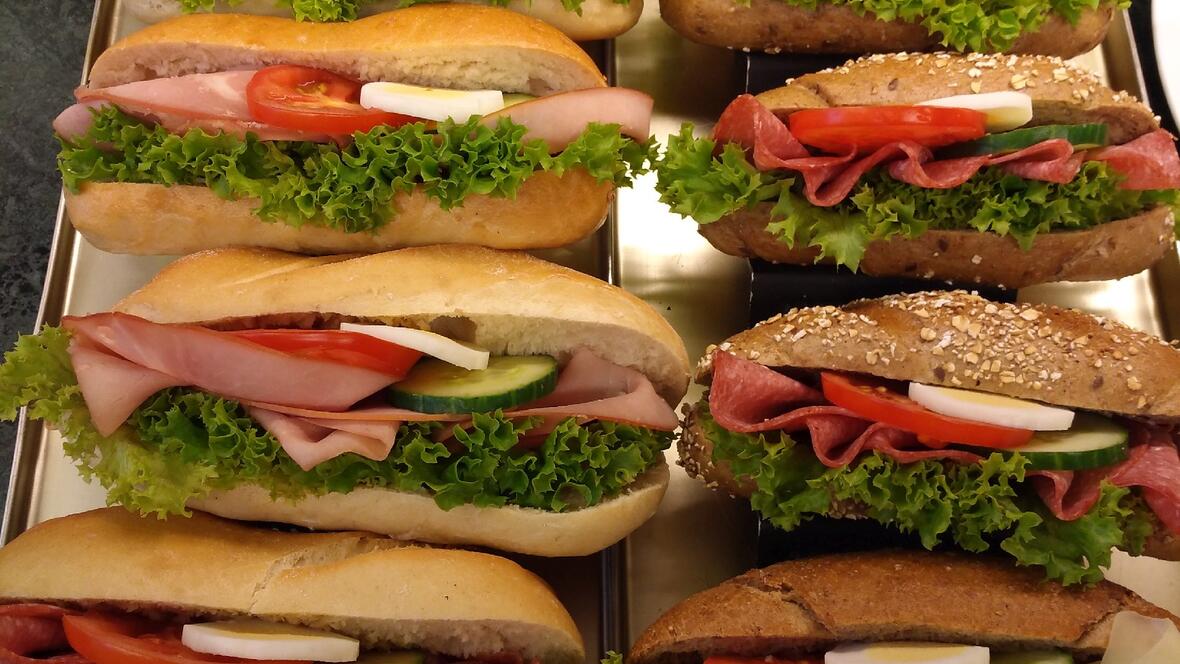 salami-kaese-und-schinkensemmeln-zum-mitnehmen-baeckerei-goebel