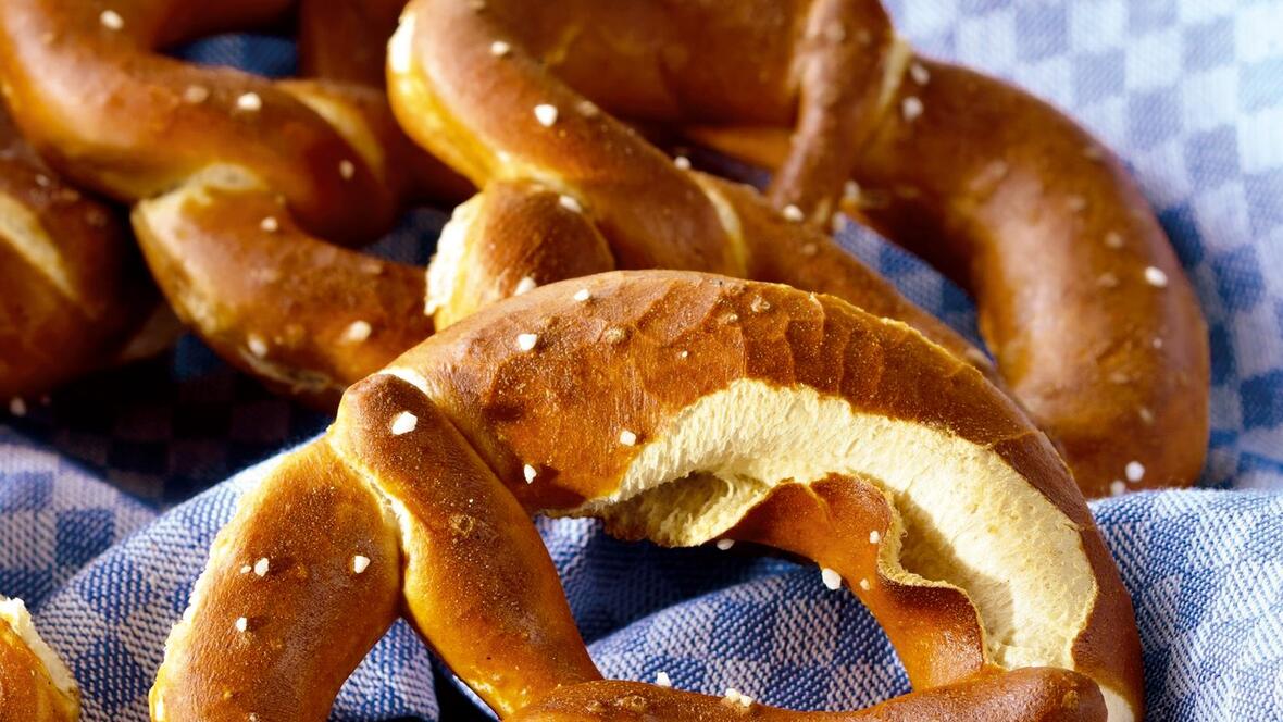 baeckerei-konditorei-goebel-neuburg-frisch-gebackene-brezen