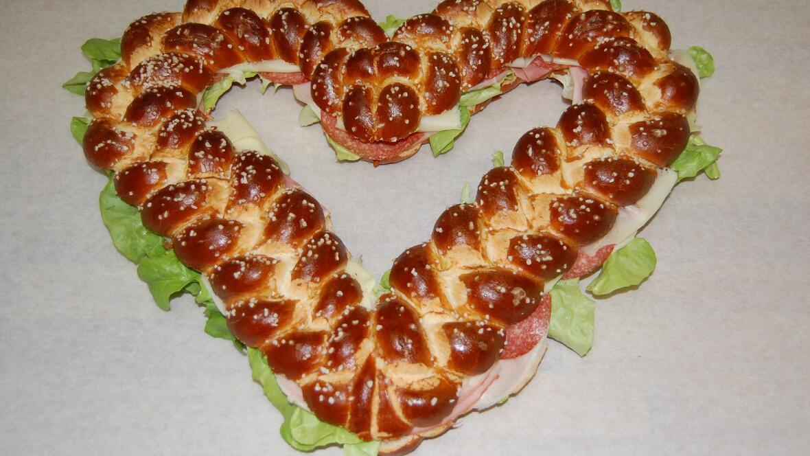 mit-schinken-salami-kaese-und-salat-belegter-herz-zopf