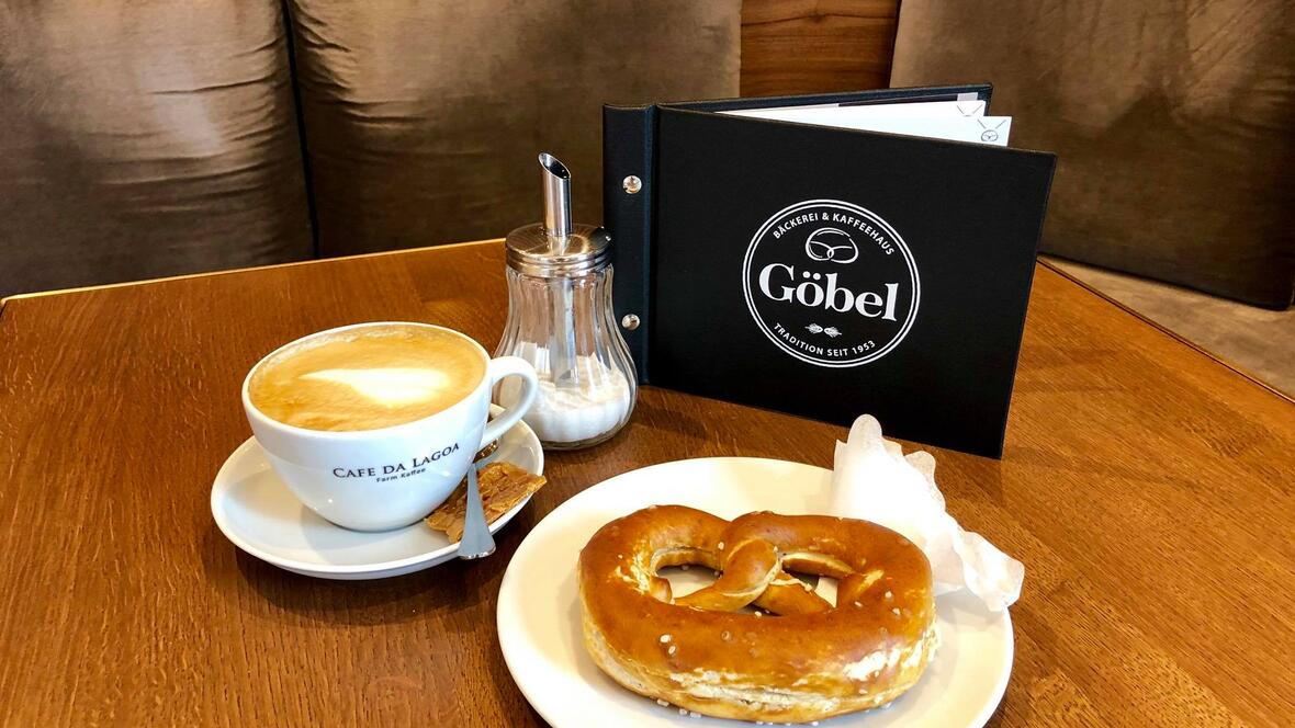 cafe-goebel-eine-tasse-kaffee-mit-einer-butter-breze