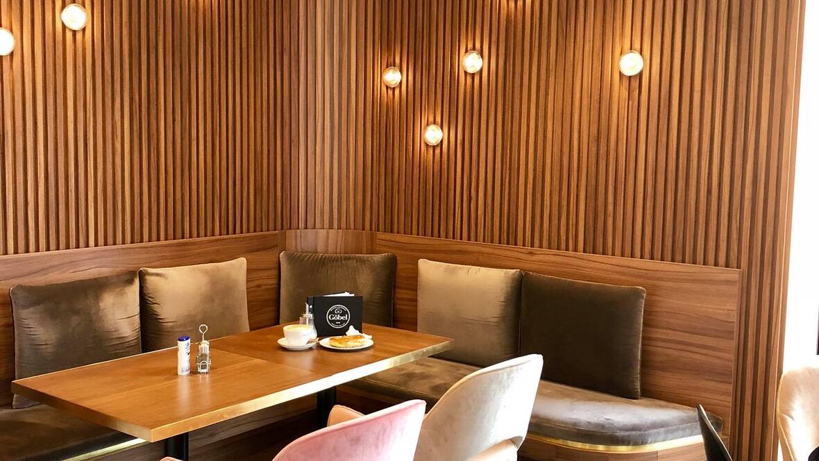 weiche-sitzecke-mit-holz-vertaefelten-waenden-im-cafe-goebel-in-neuburg