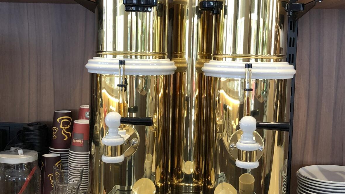 cafe-goebel-grosse-vergoldete-kaffemaschine-astoria