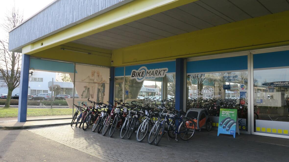 bike-markt-gmbh-neuburg-ueberdachter-vordereingang-mit-fahrraeder