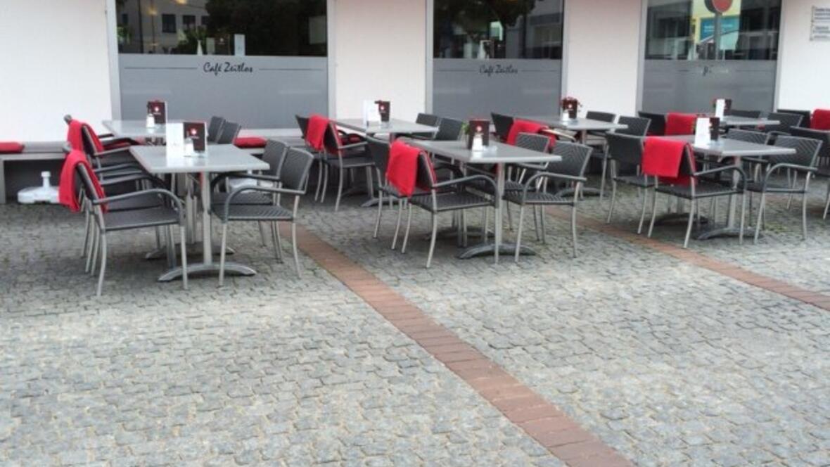 cafe-zeitlos-neuburg-am-schrannenplatz-vorderseite-mit-sonnenschutz