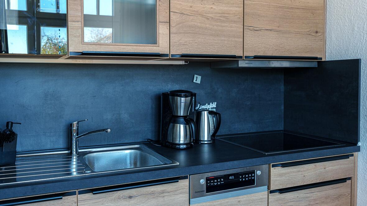 Die moderne Küche der Ferienwohnung Charlotte ist funktional ausgestattet und bietet alles Wichtige für Selbstversorger, die eine komfortable Ferienwohnung auf Borkum suchen.