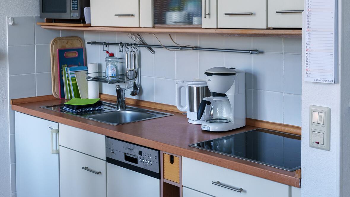 Die gut ausgestattete Küche der Ferienwohnung Johannes bietet praktische Ausstattung für Selbstversorger und ergänzt die Ferienwohnung auf Borkum um einen funktionalen Kochbereich.