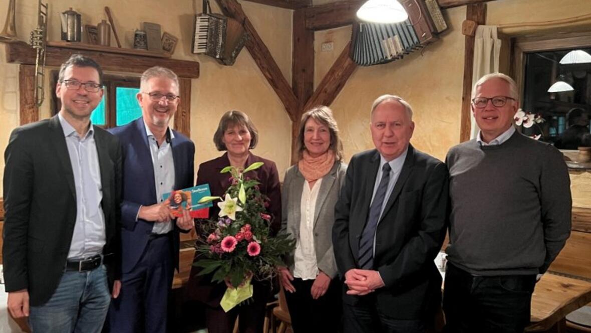 Im Rahmen einer feierlichen Übergabe wurde Ilona Beyer-Stempfle für ihr langjähriges Engagement im Vorstand gewürdigt und ihre Nachfolgerin Heidrun Preissler offiziell begrüßt.