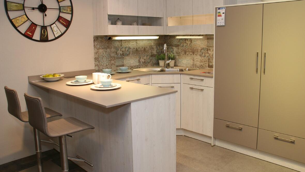 kleine-kueche-mit-waschbecken-und-schraenken-in-brauntoenungen-und-beige