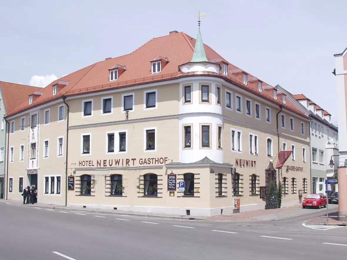 hotel-gasthof-neuwirt-neuburg-das-gebaeude-von-aussen