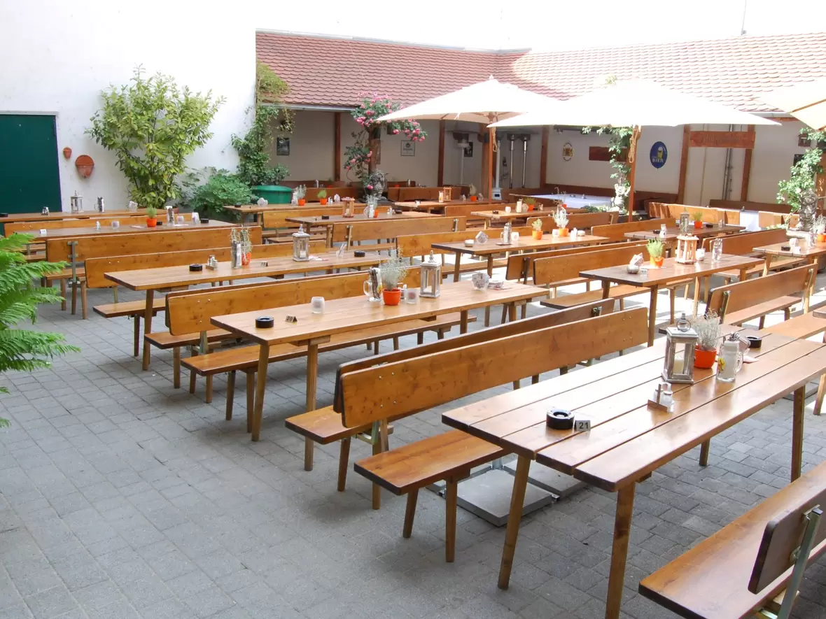 der-biergarten-im-sonnenschein-dekoriert-mit-kerzen