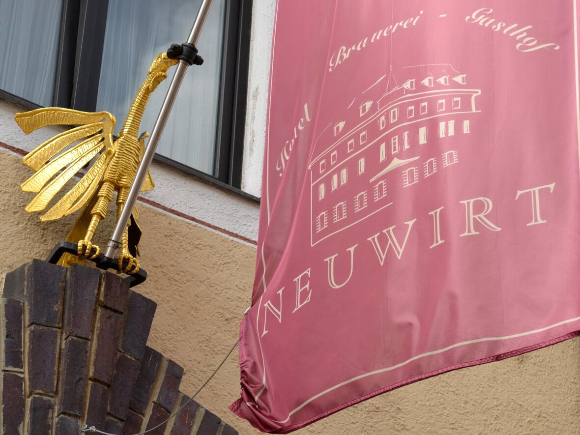 hotel-gasthof-neuwirt-neuburg-logo-auf-flagge