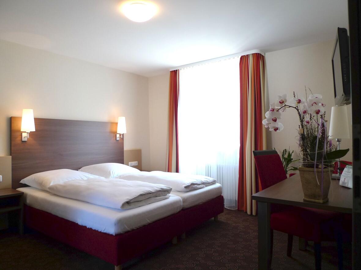 hotelzimmer-fuer-zwei-mit-fernseher-und-blick-nach-draussen