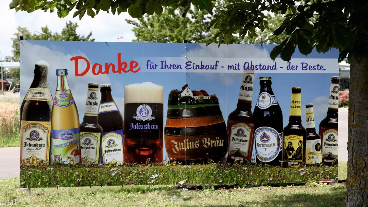 plakat-mit-bierflaschen-der-brauerei-juliusbraeu-neuburg
