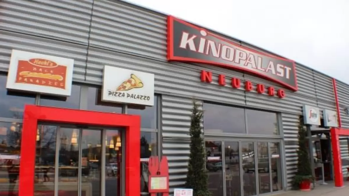 kinopalast-neuburg-zwei-ueberdachte-ein-und-ausgaenge