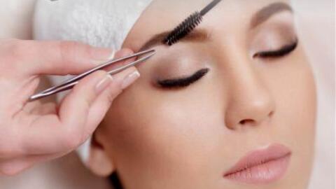 Durchführung eines Augenbrauen und Wimpern Stylings bei Kosmetik Oppenheimer