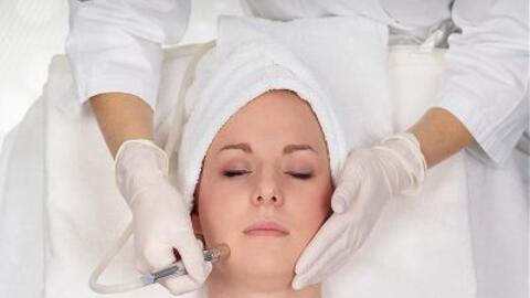 Anwendung der Diamant Mikrodermabrasion bei Kosmetik Oppenheimer