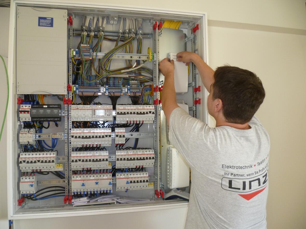 elektroinstallation-am-verteilerkasten