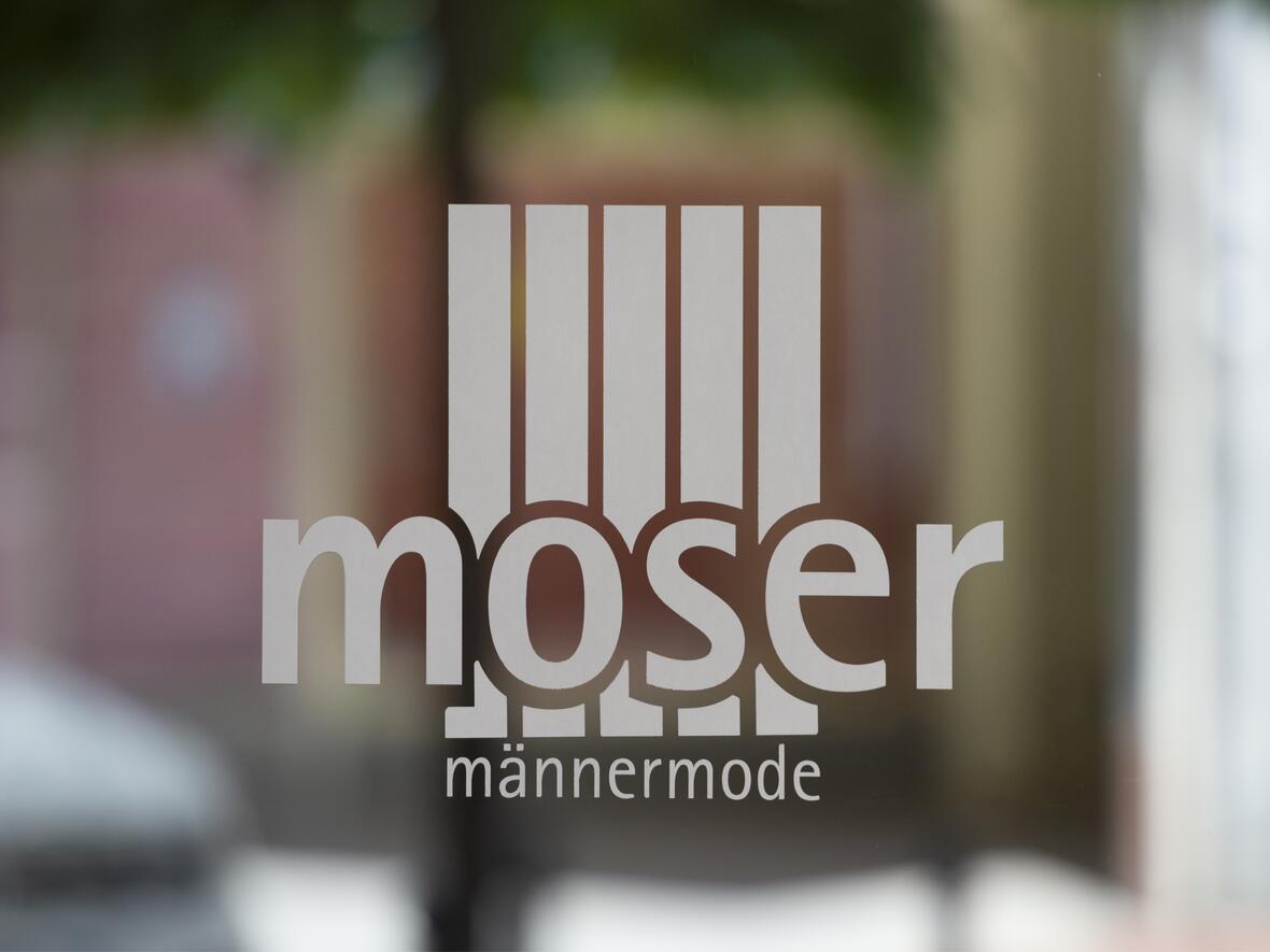 Moser Männermode - Logo Glas