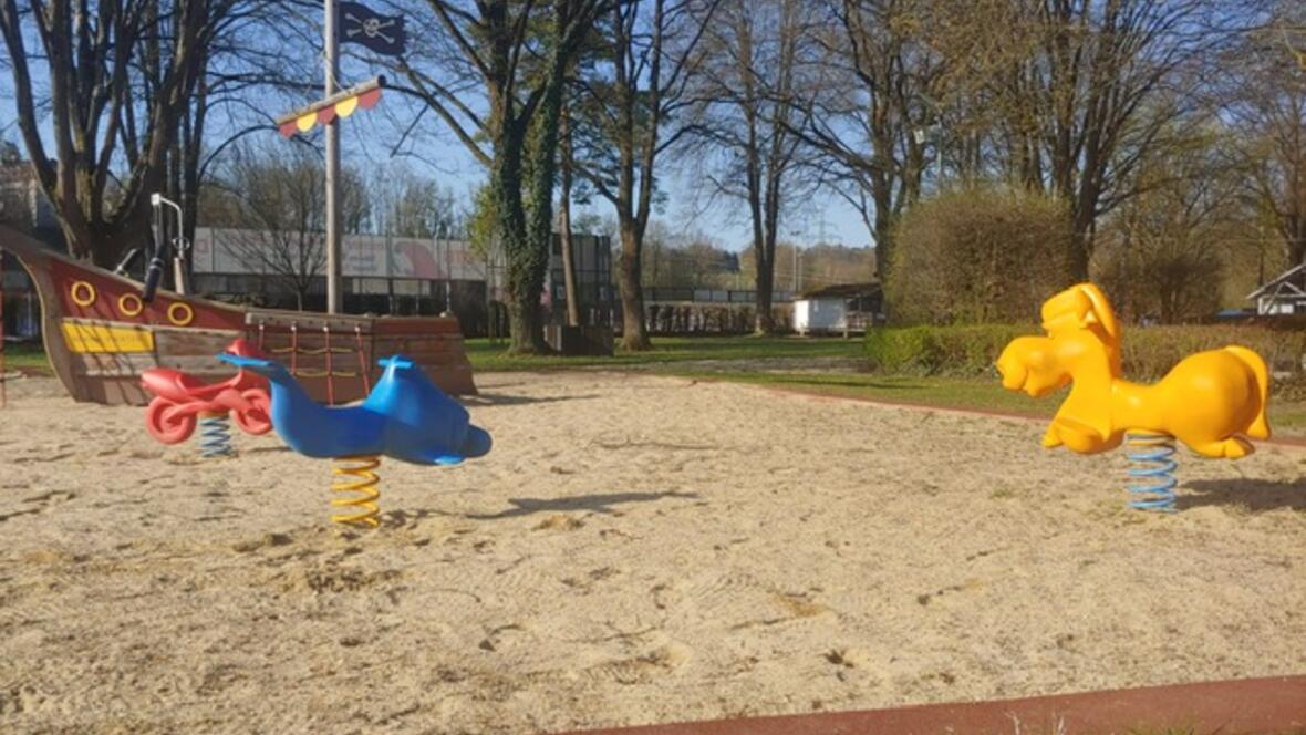 der-vordere-spielplatz-aus-dem-winterschlaf-geweckt-brandlbad-neuburg-a-d-donau