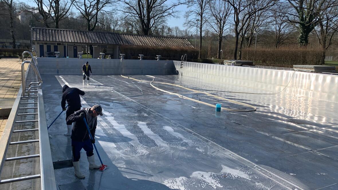 im-schwimmerbecken-wird-im-team-gewinnert-brandlbad-neuburg-a-d-donau