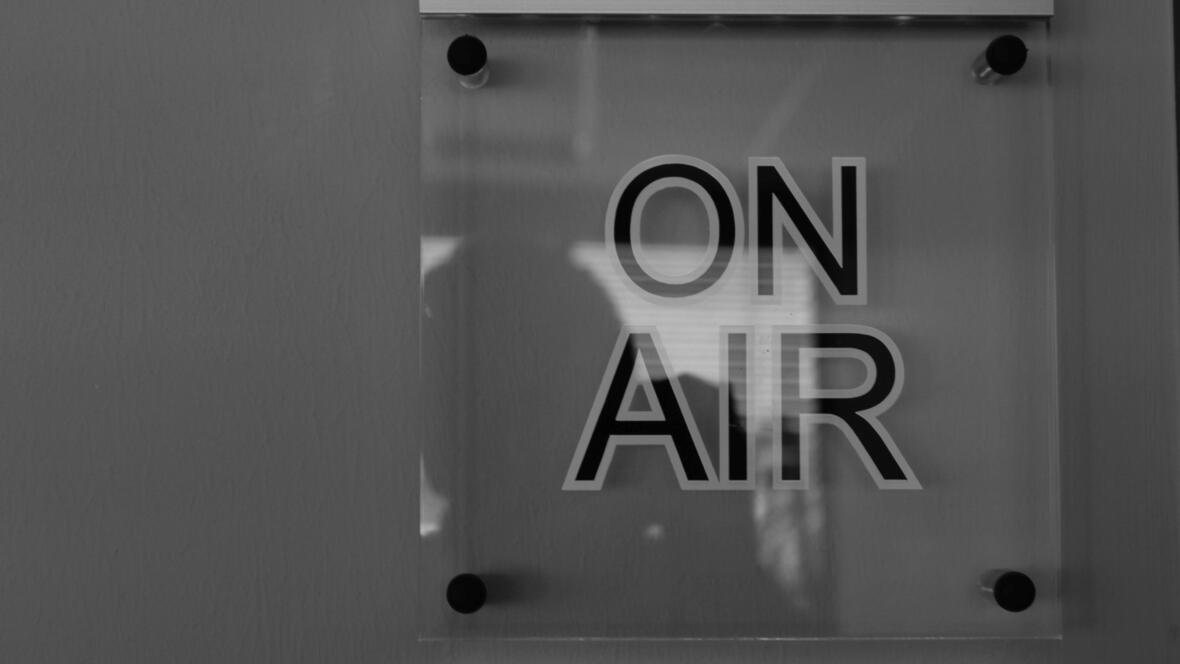 radio-in-neuburg-on-air-schild-in-grau