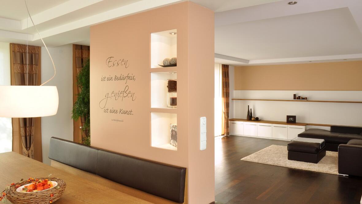wohnzimmer-mit-wandregalen-aus-holz-sitzecke-aus-holz