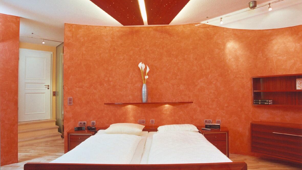 schlafzimmer-mit-sternenhimmel-wandregalen-und-nachtschraenke-in-rot