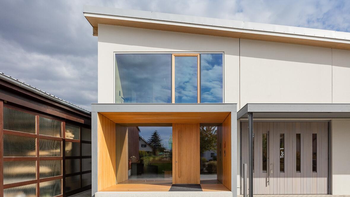 ueberdachter-fronteingang-mit-holz-ausgekleidet-und-verglast