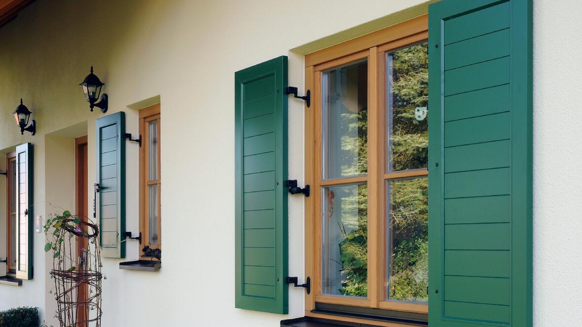 schreinerei-pettmesser-neuburg-gruene-fensterlaeden-zum-zuklappen