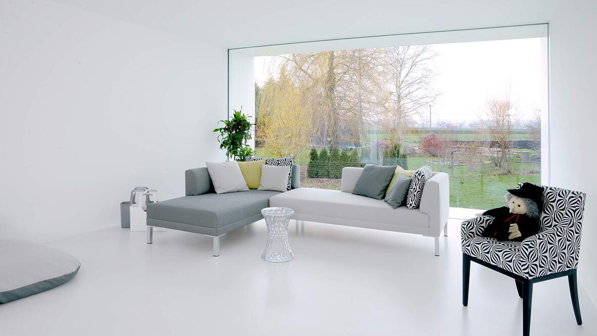 weiss-gestaltetes-wohnzimmer-mit-blick-auf-den-garten