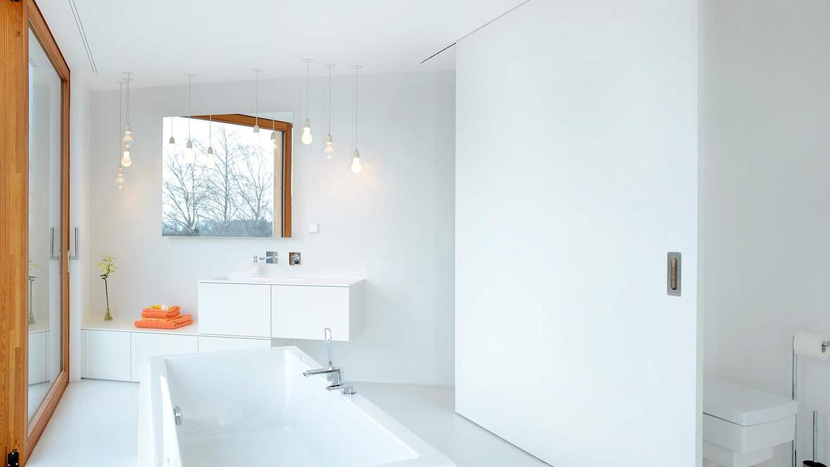 badezimmer-mit-badewanne-und-waschbecken-weiss-schreinerei-pettmesser