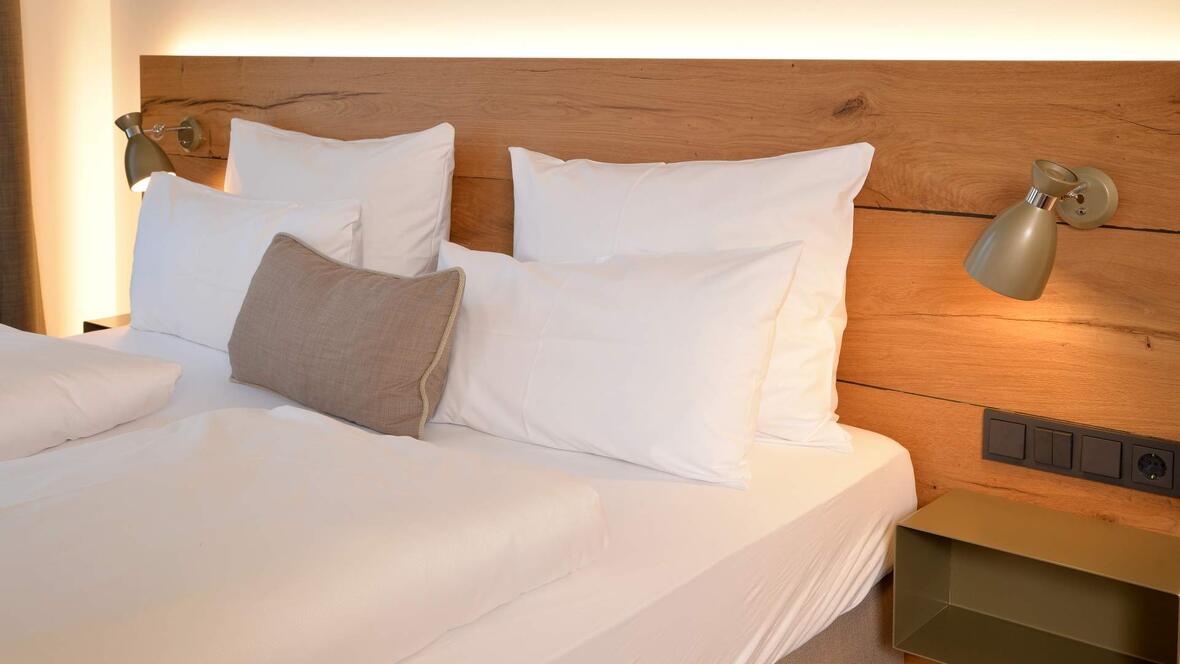 bett-in-hotelzimmer-dunkles-holz-schreinerei-pettmesser