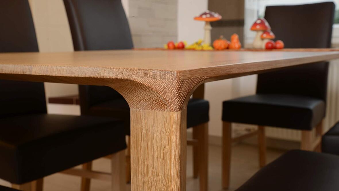 holztisch-von-der-schreinerei-pettmesser
